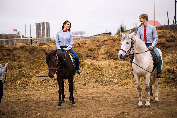 Конная прогулка для двоих в Якутске. Подарочные сертификаты Ultra Подарки. Купить оригинальный подарок или подарочный сертификат на Конная прогулка для двоих в Якутске. Сервис UltraPodarki.ru 8-800-505-9530. Катание на лошадях, Прогулка на лошади, Прогулка на лошадях для двоих, Конная прогулка для двоих, конный клуб, Конный клуб, конная прогулка, конная прогулка в Якутске