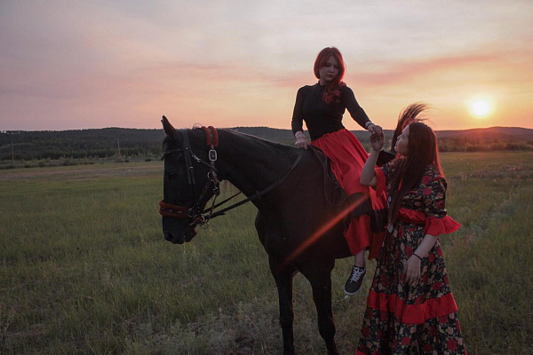 Конные прогулки в Якутске. Подарочные сертификаты Ultra Подарки. Купить оригинальный подарок или подарочный сертификат на Конные прогулки в Якутске. Сервис UltraPodarki.ru 8-800-505-9530. Катание на лошадях, Прогулка на лошади, Прогулка на лошадях для двоих, Конные прогулки, конный клуб, Конный клуб, конная прогулка, конная прогулка в Якутске