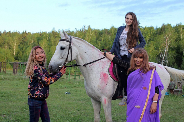 Конные прогулки в Якутске. Подарочные сертификаты Ultra Подарки. Купить оригинальный подарок или подарочный сертификат на Конные прогулки в Якутске. Сервис UltraPodarki.ru 8-800-505-9530. Катание на лошадях, Прогулка на лошади, Прогулка на лошадях для двоих, Конные прогулки, конный клуб, Конный клуб, конная прогулка, конная прогулка в Якутске