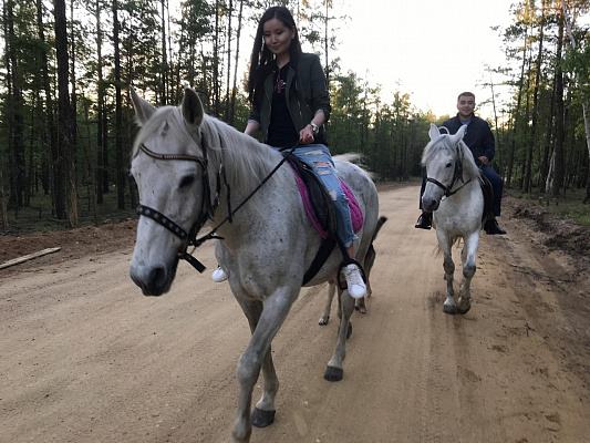 Конные прогулки в Якутске. Подарочные сертификаты Ultra Подарки. Купить оригинальный подарок или подарочный сертификат на Конные прогулки в Якутске. Сервис UltraPodarki.ru 8-800-505-9530. Катание на лошадях, Прогулка на лошади, Прогулка на лошадях для двоих, Конные прогулки, конный клуб, Конный клуб, конная прогулка, конная прогулка в Якутске
